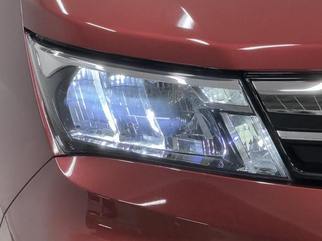 太陽光と色温度の近い明るいライトで夜道を明るく照らします。　雨の日や悪天候時も白色光が明るく照らしてくれますよ。　安全にも一役買ってくれます。