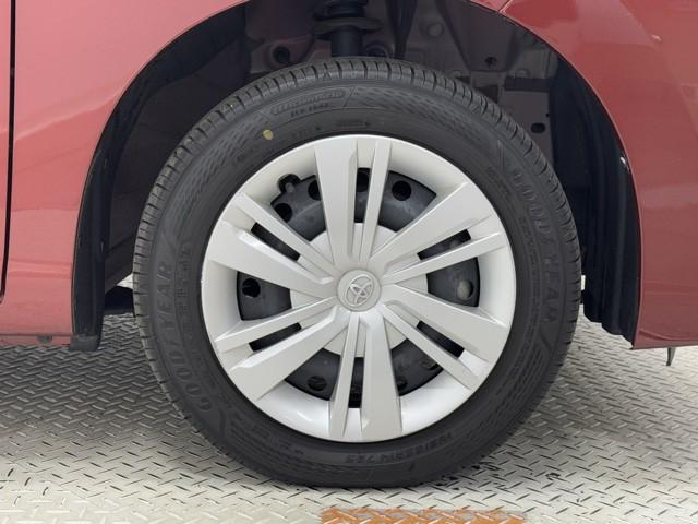 ホイールキャップ付です。　ホイールの上にカバーを付けています。　デザインの事も考えられていますが、空力のことも考えられているんですよ。