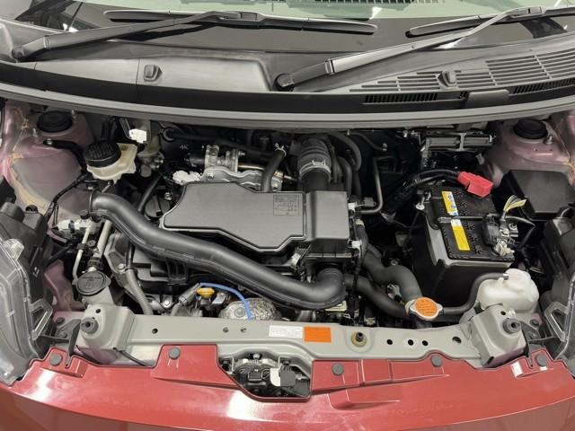 エンジンルームですね。　外だけでなく内側も隅々までクリーニングをしているので気持ちよく乗れちゃいますね。