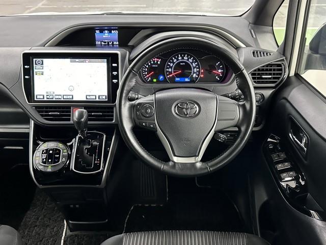 ヴォクシー ＺＳ　煌　地上デジタル　ＴＳＳ　両側パワードア　アイドリングストップ車　パワーウィンド　横滑防止　整備記録簿　ＤＶＤ可　フルフラットシート　盗難防止装置　スマートエントリー　Ｂカメラ　ＡＵＸ　ＬＥＤヘッドライト（4枚目）