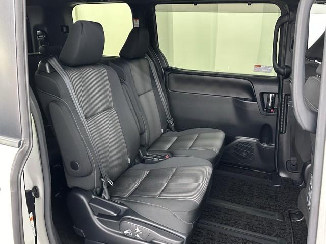 ヴォクシー ＺＳ　煌　地上デジタル　ＴＳＳ　両側パワードア　アイドリングストップ車　パワーウィンド　横滑防止　整備記録簿　ＤＶＤ可　フルフラットシート　盗難防止装置　スマートエントリー　Ｂカメラ　ＡＵＸ　ＬＥＤヘッドライト（18枚目）