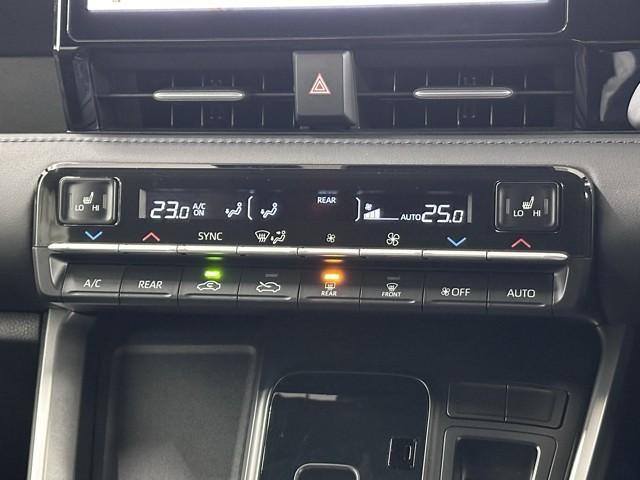 ヴォクシー ハイブリッドＳ－Ｚ　パワーウィンドウ　ＤＶＤ再生機能　インテリキー　横滑防止装置　地デジＴＶ　アクティブクルーズコントロール　フルオートエアコン　リアカメラ　エアバッグ　ＡＢＳ　１００Ｖ充電　ナビＴＶ　ＷＡＣ　キーレス（9枚目）