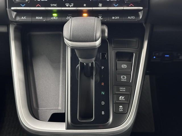 ヴォクシー ハイブリッドＳ－Ｚ　パワーウィンドウ　ＤＶＤ再生機能　インテリキー　横滑防止装置　地デジＴＶ　アクティブクルーズコントロール　フルオートエアコン　リアカメラ　エアバッグ　ＡＢＳ　１００Ｖ充電　ナビＴＶ　ＷＡＣ　キーレス（10枚目）