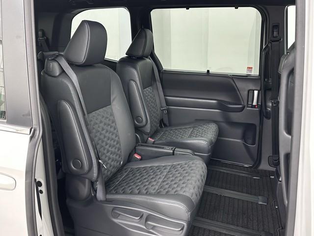 ヴォクシー ハイブリッドＳ－Ｚ　パワーウィンドウ　ＤＶＤ再生機能　インテリキー　横滑防止装置　地デジＴＶ　アクティブクルーズコントロール　フルオートエアコン　リアカメラ　エアバッグ　ＡＢＳ　１００Ｖ充電　ナビＴＶ　ＷＡＣ　キーレス（18枚目）