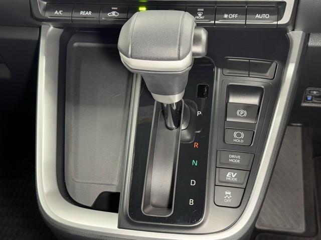 ヴォクシー ハイブリッドS-Z パワーウィンドウ DVD再生機能 インテリキー 横滑防止装置 地デジTV アクティブクルーズコントロール フルオートエアコン リアカメラ エアバッグ ABS 100V充電 ナビTV WAC キーレス(10枚目)