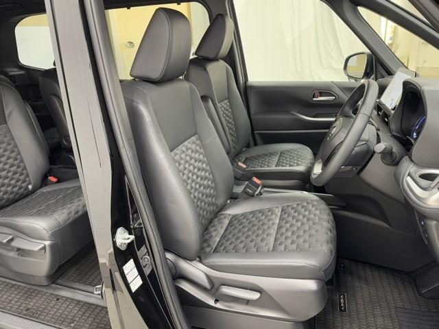 ヴォクシー ハイブリッドS-Z パワーウィンドウ DVD再生機能 インテリキー 横滑防止装置 地デジTV アクティブクルーズコントロール フルオートエアコン リアカメラ エアバッグ ABS 100V充電 ナビTV WAC キーレス(16枚目)