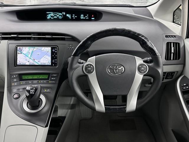 プリウス Ｓ　アイドリングストップ搭載　Ｂモニタ－　インテリキー　ＨＤＤナビゲーション　デュアルエアバック　エアＢ　イモビライザー　ドライブレコ－ダ－　ＤＶＤ再生可能　ナビＴＶ　ＡＵＴＯエアコン　横スベリ防止（4枚目）