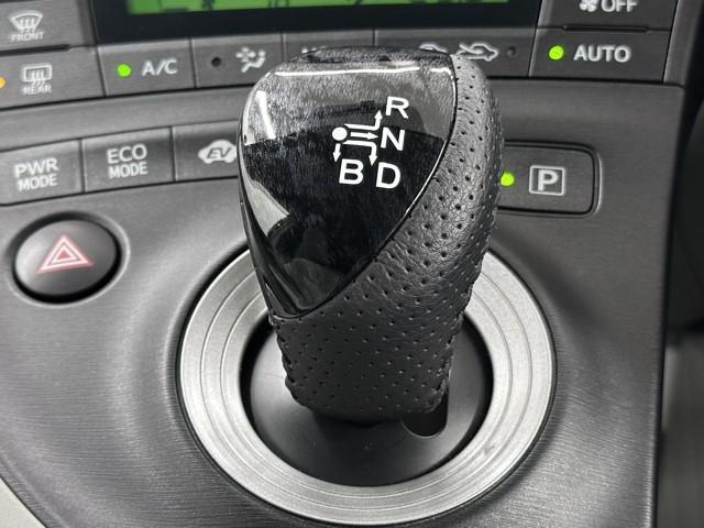 プリウス Ｓ　アイドリングストップ搭載　Ｂモニタ－　インテリキー　ＨＤＤナビゲーション　デュアルエアバック　エアＢ　イモビライザー　ドライブレコ－ダ－　ＤＶＤ再生可能　ナビＴＶ　ＡＵＴＯエアコン　横スベリ防止（11枚目）