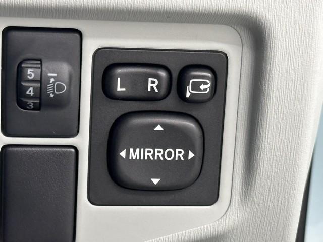 プリウス Ｓ　アイドリングストップ搭載　Ｂモニタ－　インテリキー　ＨＤＤナビゲーション　デュアルエアバック　エアＢ　イモビライザー　ドライブレコ－ダ－　ＤＶＤ再生可能　ナビＴＶ　ＡＵＴＯエアコン　横スベリ防止（14枚目）