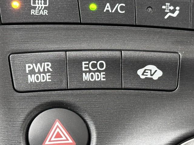 プリウス Ｓ　アイドリングストップ搭載　Ｂモニタ－　インテリキー　ＨＤＤナビゲーション　デュアルエアバック　エアＢ　イモビライザー　ドライブレコ－ダ－　ＤＶＤ再生可能　ナビＴＶ　ＡＵＴＯエアコン　横スベリ防止（15枚目）