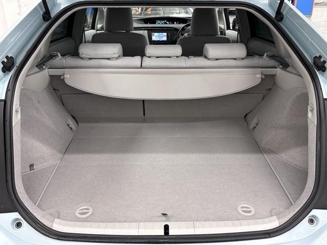 プリウス Ｓ　アイドリングストップ搭載　Ｂモニタ－　インテリキー　ＨＤＤナビゲーション　デュアルエアバック　エアＢ　イモビライザー　ドライブレコ－ダ－　ＤＶＤ再生可能　ナビＴＶ　ＡＵＴＯエアコン　横スベリ防止（18枚目）