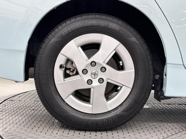 プリウス Ｓ　アイドリングストップ搭載　Ｂモニタ－　インテリキー　ＨＤＤナビゲーション　デュアルエアバック　エアＢ　イモビライザー　ドライブレコ－ダ－　ＤＶＤ再生可能　ナビＴＶ　ＡＵＴＯエアコン　横スベリ防止（19枚目）