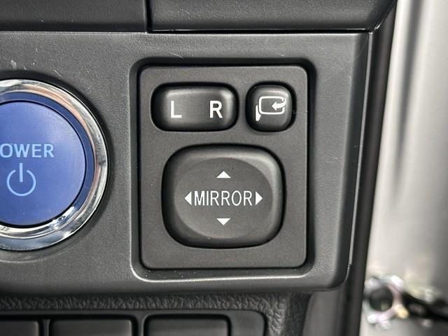 カローラフィールダー ハイブリッド　ＥＸ　衝突軽減　スマートキー＆プッシュスタート　サイドエアバック　Ｂモニター　ドラレコ　アイドリングストップ　ワンセグ　オートエアコン　横滑り防止装置　ナビＴＶ　ＥＴＣ　キーレス　メモリーナビ　記録簿（15枚目）