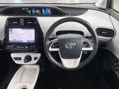 センターメーターです。メーターがセンターに有ると運転時、メーターへの視線移動が少なく済むので見易いですよ。 4