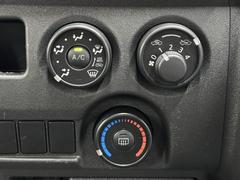 使いやすいレイアウトの空調スイッチ類です。　スイッチも大きく、気温に合わせて直感的に操作できそうですね。操作もしやすく、車内をいつでも快適に保てます。 7