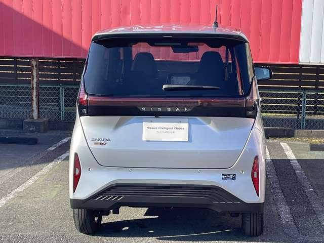 サクラ Ｘ　純正９インチナビ　充電ケーブル　アラウンドヴューモニター　運転席エアバック　ＡＡＣ　ＬＥＤヘッドランプ　試乗車　スマートキー　レーンアシスト　盗難防止システム　禁煙車　キーレスエントリー　ワンオーナー　バックモニター　アルミホイール（16枚目）