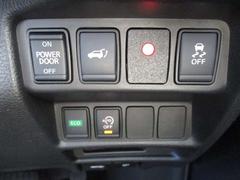 ボタン一つで運転席からバックドアを開閉可能。 5
