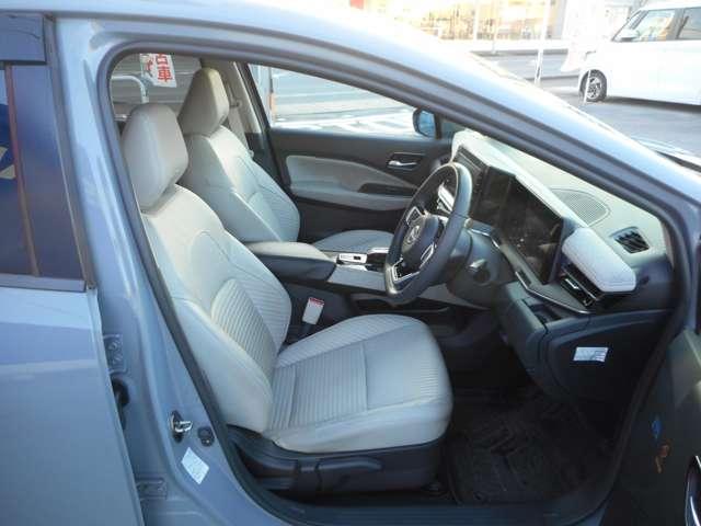 オーラ １．２　Ｇ　ＦＯＵＲ　レザーエディション　４ＷＤ　前後ドライブレコーダー・スマートミラー　ワンオ－ナ－車　ＬＫＡ　レザーシート　ＬＥＤライト　バックモニター　ドライブレコーダー　インテリキー　４ＷＤ　ＥＴＣ　アルミ　記録簿　サイドカメラ　盗難警報器　キーレスエントリー　オートエアコン（3枚目）