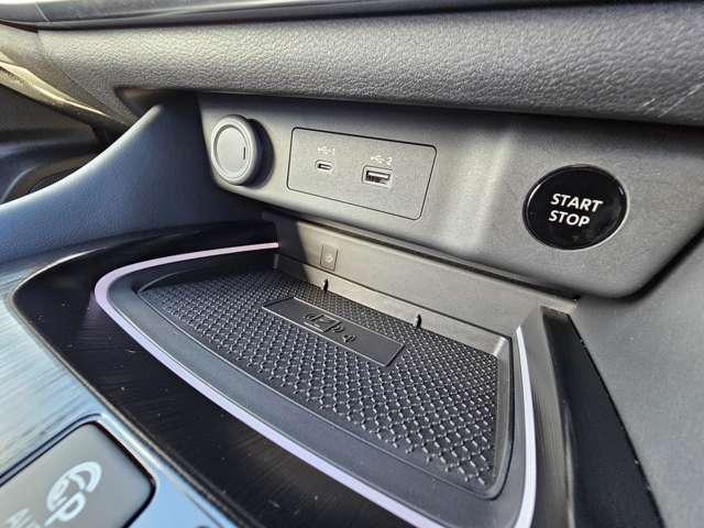 携帯を置くだけ充電可能です。