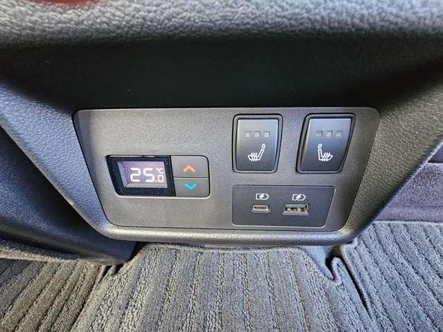 後部座席のシートヒーターもあります。エアコンの送風も可能です。