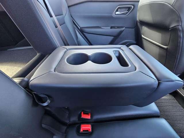 後席の肘掛けとドリンクフォルダーあります。