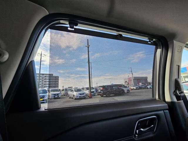 サンシェードが収納されてます。