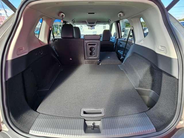 シートは片側ずつ前倒しが可能です。