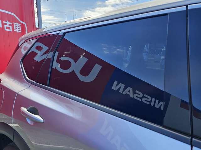 プライバシーガラスで車内も見えにくくなってます。