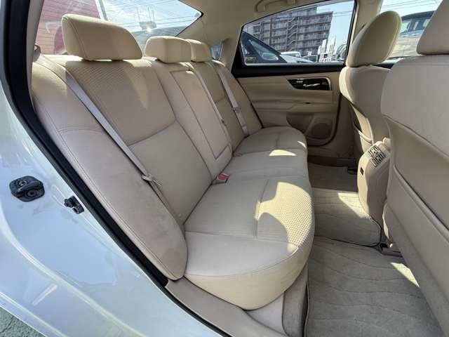 足元ゆったりの後部座席！大人二人が並んで座っても広々空間でドライブをお楽しみいただけます★