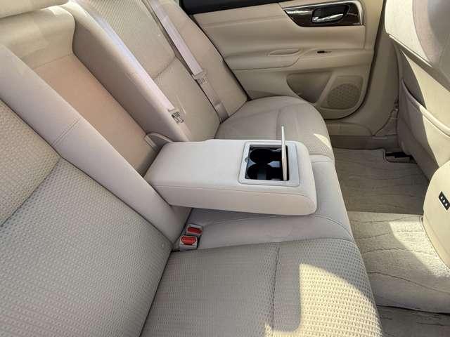 肘掛けドリンクホルダーもあります。