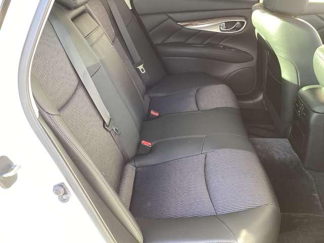 足元ゆったりの後部座席！大人二人が並んで座っても広々空間でドライブをお楽しみいただけます☆