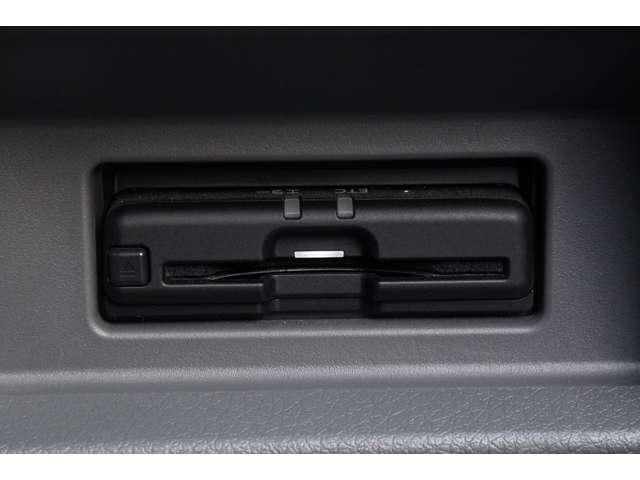 NV350キャラバンワゴン 2.5 GX ロングボディ 低床 日産メモリーナビ アラウンドビューモニタ インテリキー アラウンドビュー 助手席エアバック エアコン エアバック キーレスエントリー ナビTV パワーウィンドウ パワーステアリング 左パワースライドドア ABS バックモニター LEDライト(8枚目)