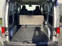 後席はシートを倒すとより広くなり大きな荷物も積めます☆