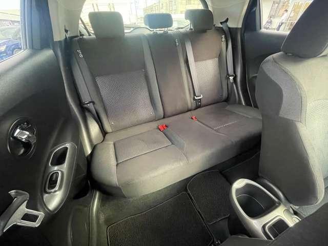 足元ゆったりの後部座席！大人二人が並んで座っても広々空間でドライブをお楽しみいただけます★