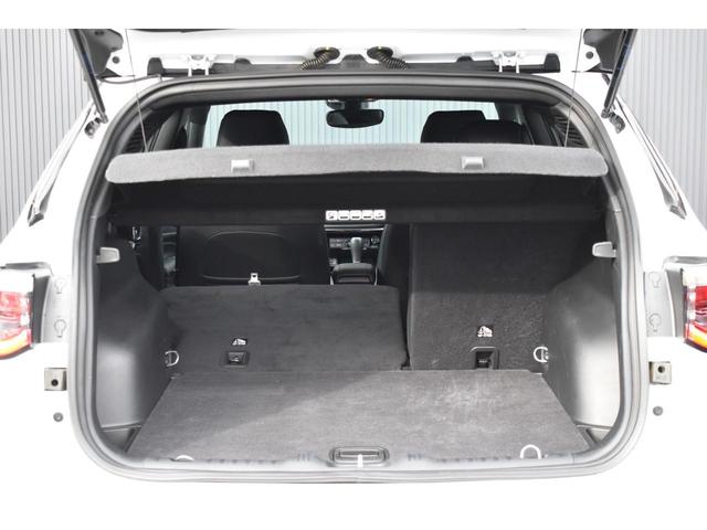 ショールームでは、認定中古車に加え、最新のニューモデルも各種取り揃えております。見学や試乗はもちろん、専門スタッフによるアドバイスなど、様々なサービスを通して、「ジープのある生活」をご体感いただけます