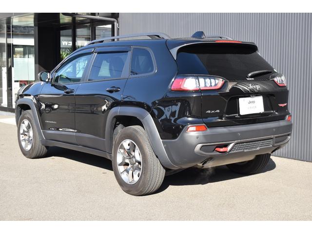 ジープ・チェロキー 　認定中古車保証付　黒革シート　純正メモリーナビ　レーダークルーズコントロール　ルーフレール　衝突軽減ブレーキ　コーナーセンサー　禁煙車　フルセグＴＶ　Ｂｌｕｅｔｏｏｔｈ　パワーシート　バックカメラ（7枚目）