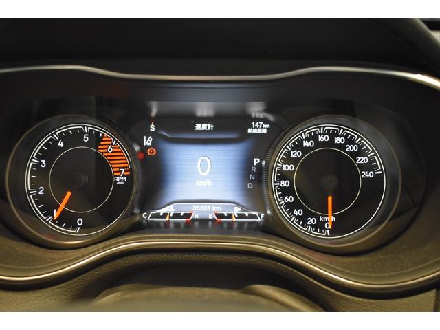 ジープ・チェロキー 　認定中古車保証付　黒革シート　純正メモリーナビ　レーダークルーズコントロール　ルーフレール　衝突軽減ブレーキ　コーナーセンサー　禁煙車　フルセグＴＶ　Ｂｌｕｅｔｏｏｔｈ　パワーシート　バックカメラ（8枚目）