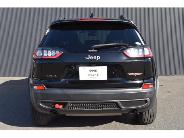 ジープ・チェロキー 　認定中古車保証付　黒革シート　純正メモリーナビ　レーダークルーズコントロール　ルーフレール　衝突軽減ブレーキ　コーナーセンサー　禁煙車　フルセグＴＶ　Ｂｌｕｅｔｏｏｔｈ　パワーシート　バックカメラ（10枚目）