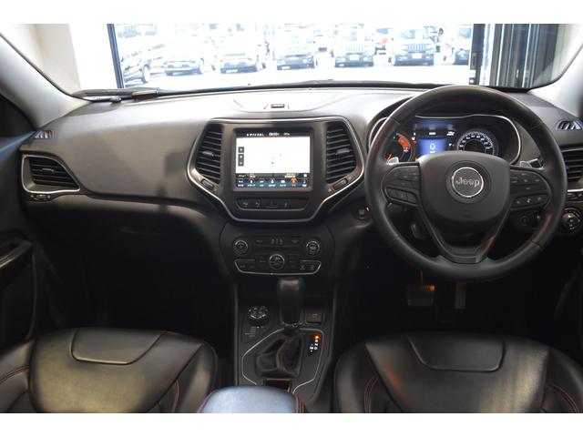 ジープ・チェロキー 　認定中古車保証付　黒革シート　純正メモリーナビ　レーダークルーズコントロール　ルーフレール　衝突軽減ブレーキ　コーナーセンサー　禁煙車　フルセグＴＶ　Ｂｌｕｅｔｏｏｔｈ　パワーシート　バックカメラ（11枚目）