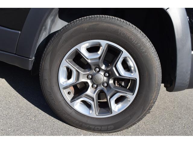 ジープ・チェロキー 　認定中古車保証付　黒革シート　純正メモリーナビ　レーダークルーズコントロール　ルーフレール　衝突軽減ブレーキ　コーナーセンサー　禁煙車　フルセグＴＶ　Ｂｌｕｅｔｏｏｔｈ　パワーシート　バックカメラ（12枚目）