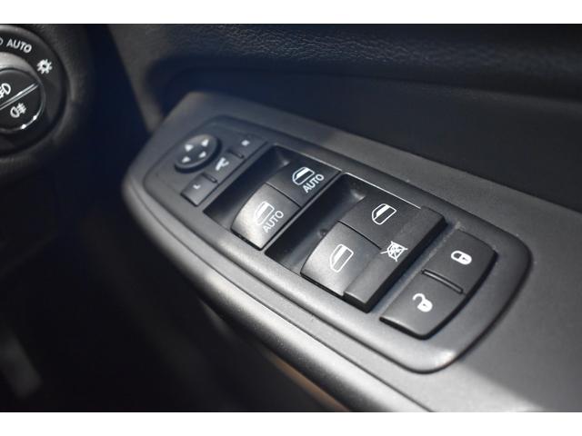 ジープ・チェロキー 　認定中古車保証付　黒革シート　純正メモリーナビ　レーダークルーズコントロール　ルーフレール　衝突軽減ブレーキ　コーナーセンサー　禁煙車　フルセグＴＶ　Ｂｌｕｅｔｏｏｔｈ　パワーシート　バックカメラ（20枚目）