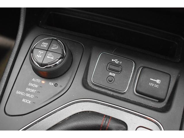 ジープ・チェロキー 　認定中古車保証付　黒革シート　純正メモリーナビ　レーダークルーズコントロール　ルーフレール　衝突軽減ブレーキ　コーナーセンサー　禁煙車　フルセグＴＶ　Ｂｌｕｅｔｏｏｔｈ　パワーシート　バックカメラ（26枚目）