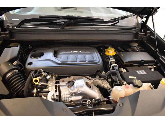 ジープ・チェロキー 　認定中古車保証付　黒革シート　純正メモリーナビ　レーダークルーズコントロール　ルーフレール　衝突軽減ブレーキ　コーナーセンサー　禁煙車　フルセグＴＶ　Ｂｌｕｅｔｏｏｔｈ　パワーシート　バックカメラ（42枚目）