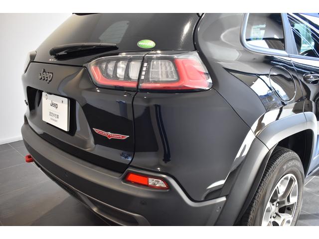 ジープ・チェロキー 　認定中古車保証付　黒革シート　純正メモリーナビ　レーダークルーズコントロール　ルーフレール　衝突軽減ブレーキ　コーナーセンサー　禁煙車　フルセグＴＶ　Ｂｌｕｅｔｏｏｔｈ　パワーシート　バックカメラ（44枚目）