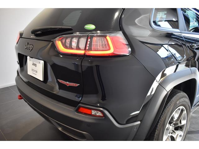 ジープ・チェロキー 　認定中古車保証付　黒革シート　純正メモリーナビ　レーダークルーズコントロール　ルーフレール　衝突軽減ブレーキ　コーナーセンサー　禁煙車　フルセグＴＶ　Ｂｌｕｅｔｏｏｔｈ　パワーシート　バックカメラ（45枚目）