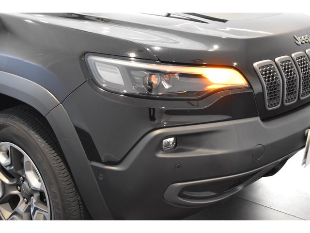 ジープ・チェロキー 　認定中古車保証付　黒革シート　純正メモリーナビ　レーダークルーズコントロール　ルーフレール　衝突軽減ブレーキ　コーナーセンサー　禁煙車　フルセグＴＶ　Ｂｌｕｅｔｏｏｔｈ　パワーシート　バックカメラ（47枚目）