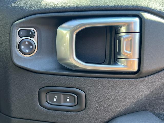 ジープ・ラングラーアンリミテッド ルビコン　ＡｐｐｌｅＣａｒＰｌａｙ　Ｂｌｕｅｔｏｏｔｈ　レザーシート　シートヒーター　ステアリングヒーター　フルセグ　ＬＥＤヘッドライト　　アダプティブクルーズコントロール　バックカメラ　認定中古車保証付（18枚目）