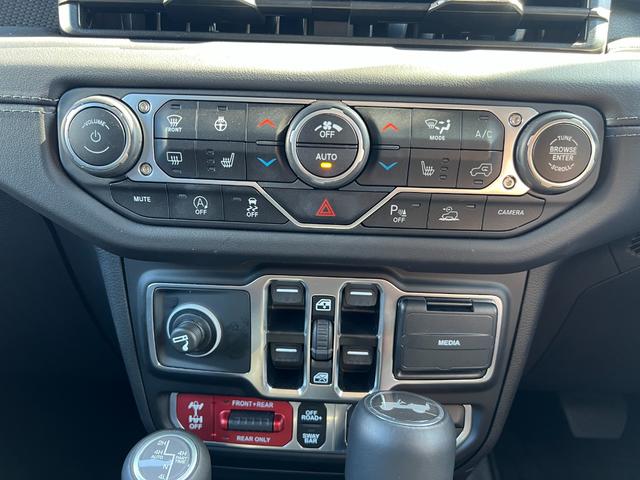 ジープ・ラングラーアンリミテッド ルビコン　ＡｐｐｌｅＣａｒＰｌａｙ　Ｂｌｕｅｔｏｏｔｈ　レザーシート　シートヒーター　ステアリングヒーター　フルセグ　ＬＥＤヘッドライト　　アダプティブクルーズコントロール　バックカメラ　認定中古車保証付（24枚目）