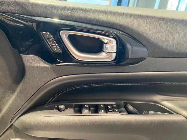 ジープ・コマンダー リミテッド　リミテッド　ディーゼルターボ　４ＷＤ　認定中古車保証　ＬＥＤヘッドライト　全周囲カメラ　レザーシート　シートヒーター　ステアリングヒーター　電動リアゲート　純正ナビ　スマートキー　障害物センサー（33枚目）