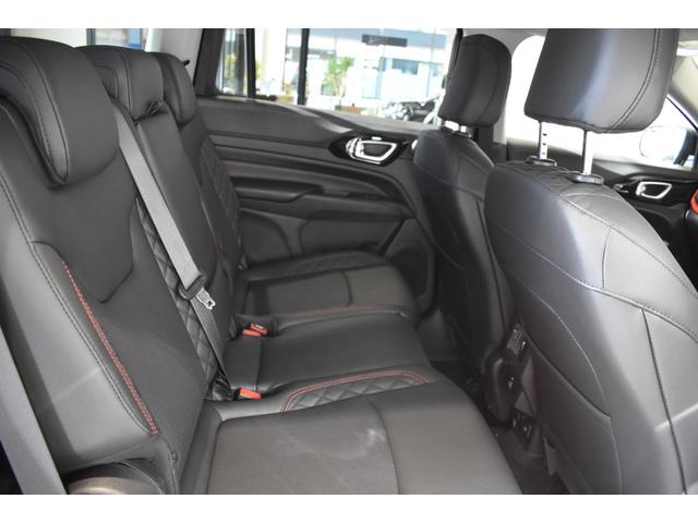 ジープ・コマンダー トレイルエディション　全国１５０台限定　ワンオーナー　禁煙車　衝突軽減ブレーキ　電動リアゲート　レザーシート　ステアリングヒーター　純正ナビ　ＬＥＤヘッドライト　ＥＴＣ２．０　フロントシートヒーター（13枚目）